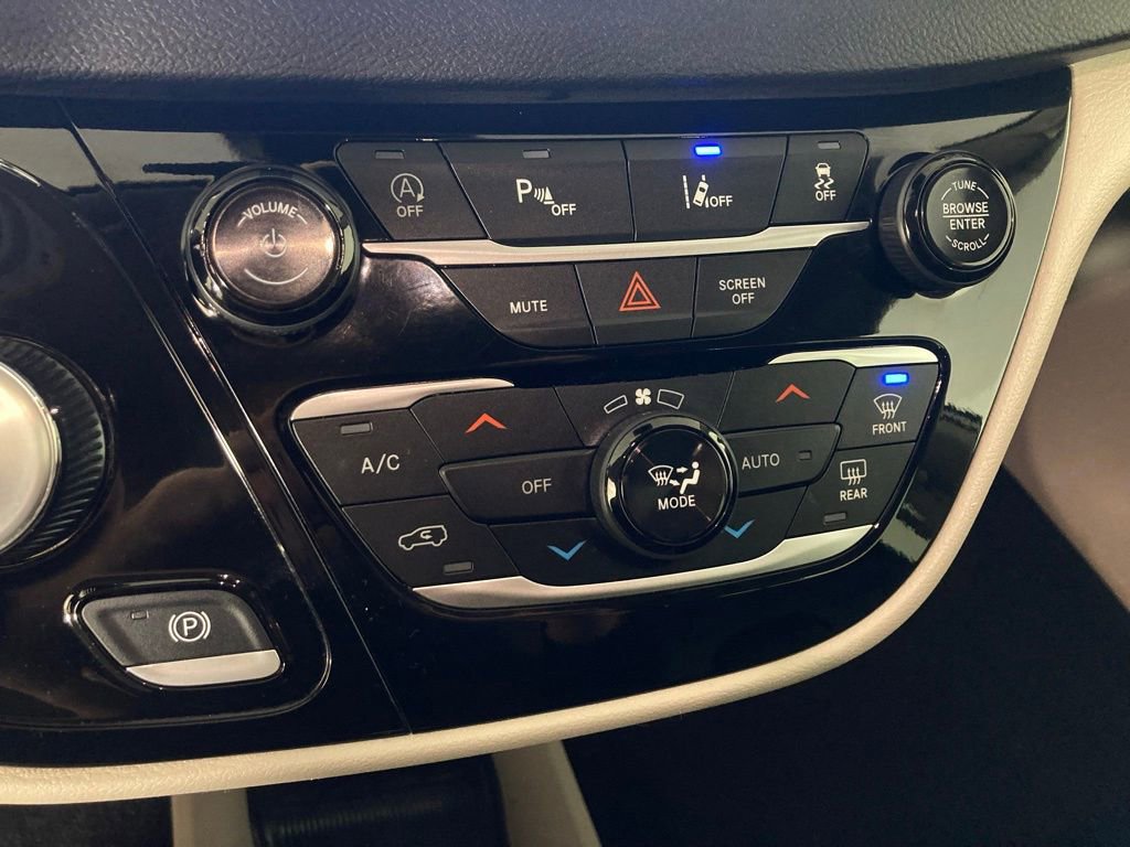 Used 2024 Chrysler Pacifica Touring-L image 9