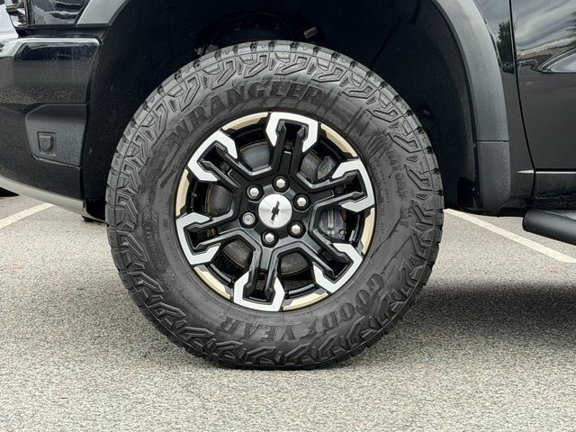 Used 2022 Chevrolet Silverado 1500 ZR2 w/ Technology Package AWD/4WD image 29