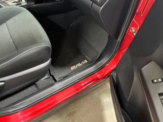 Used 2017 Toyota RAV4 XLE AWD/4WD image 30