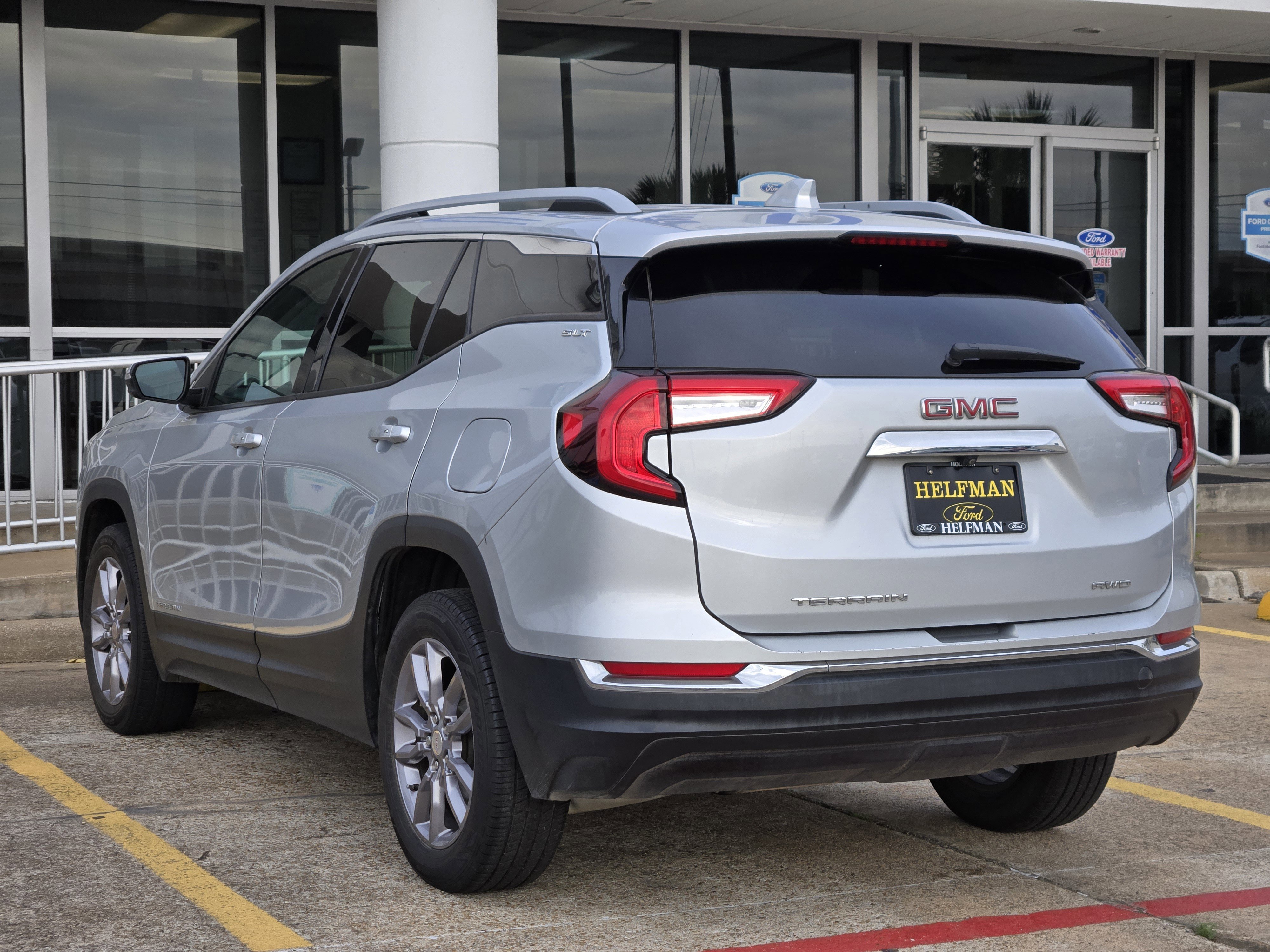 Used 2022 GMC Terrain SLT image 2