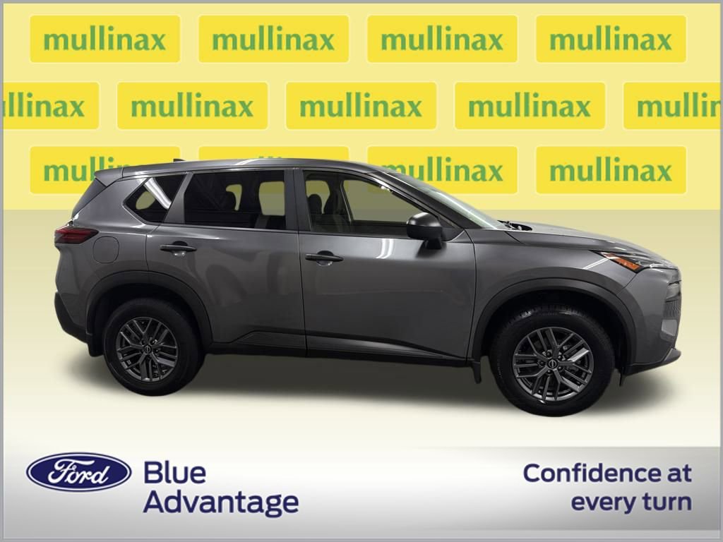 Used 2023 Nissan Rogue S image 2