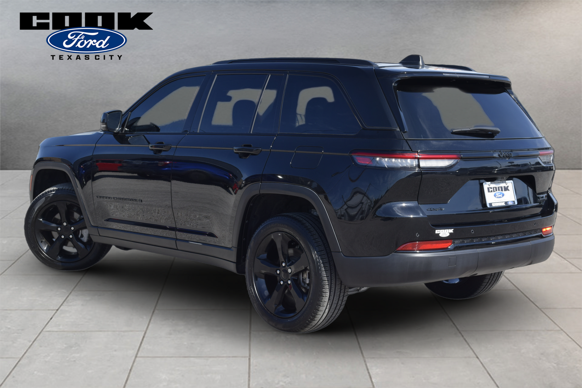 Used 2025 Jeep Grand Cherokee Limited w/ Black Appearance Package AWD/4WD image 4