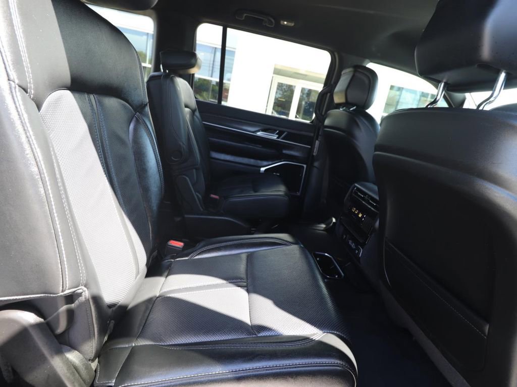 Used 2024 Jeep Wagoneer Series III AWD/4WD image 25