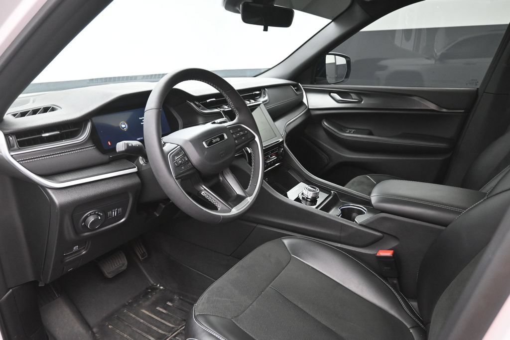 Used 2025 Jeep Grand Cherokee Altitude RWD image 19