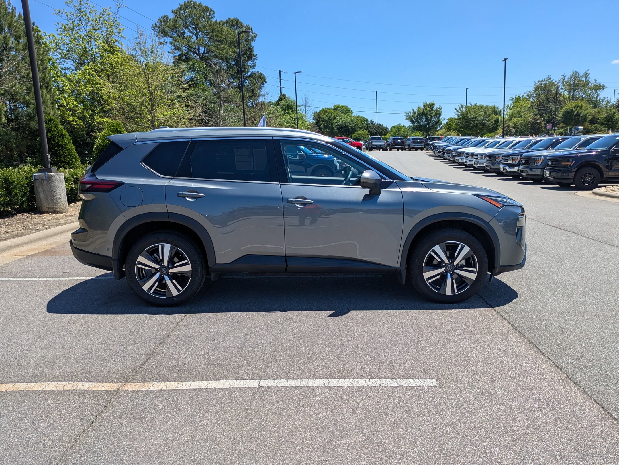 Used 2024 Nissan Rogue SL FWD image 3