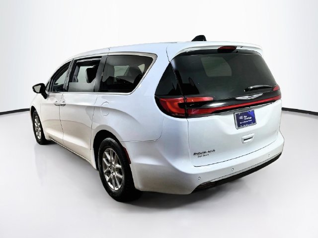 Used 2024 Chrysler Pacifica Touring-L FWD image 7