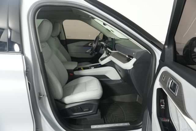 Certified 2025 Ford Explorer Platinum w/ Ultimate Package AWD/4WD image 31