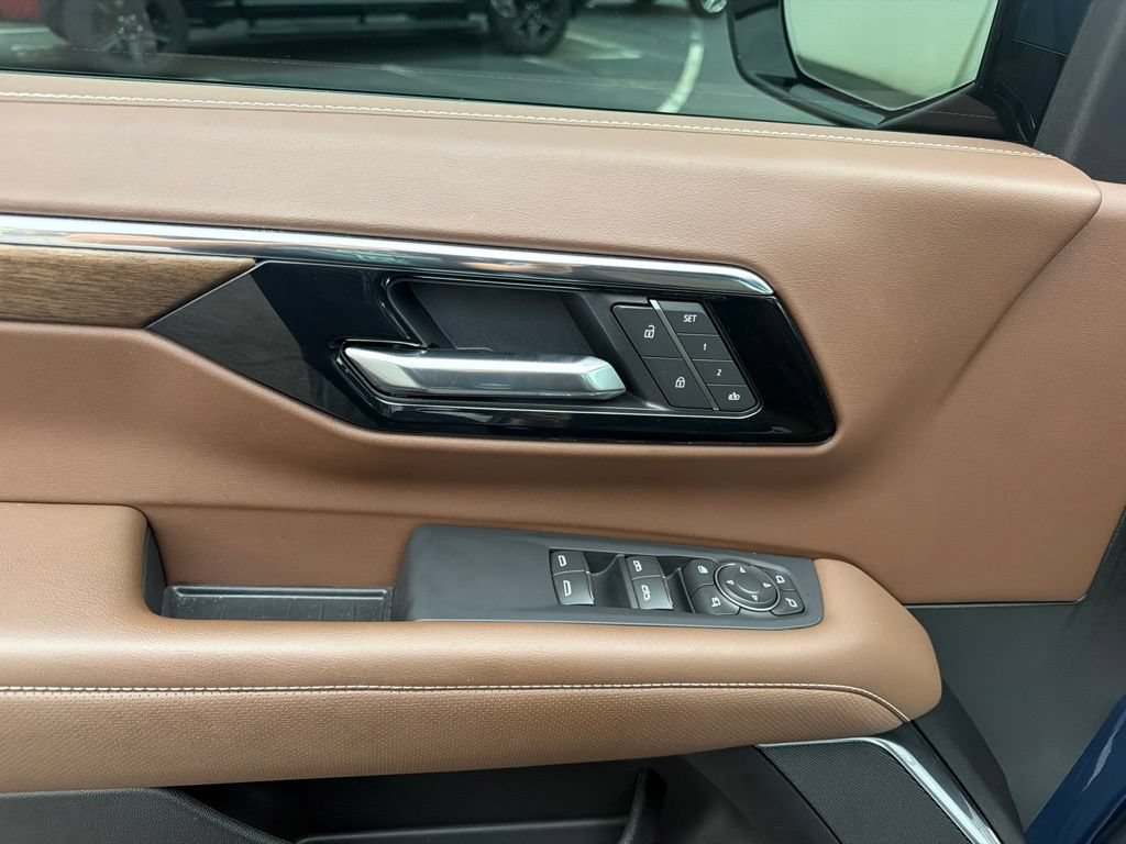 Used 2025 Chevrolet Tahoe High Country AWD/4WD image 24