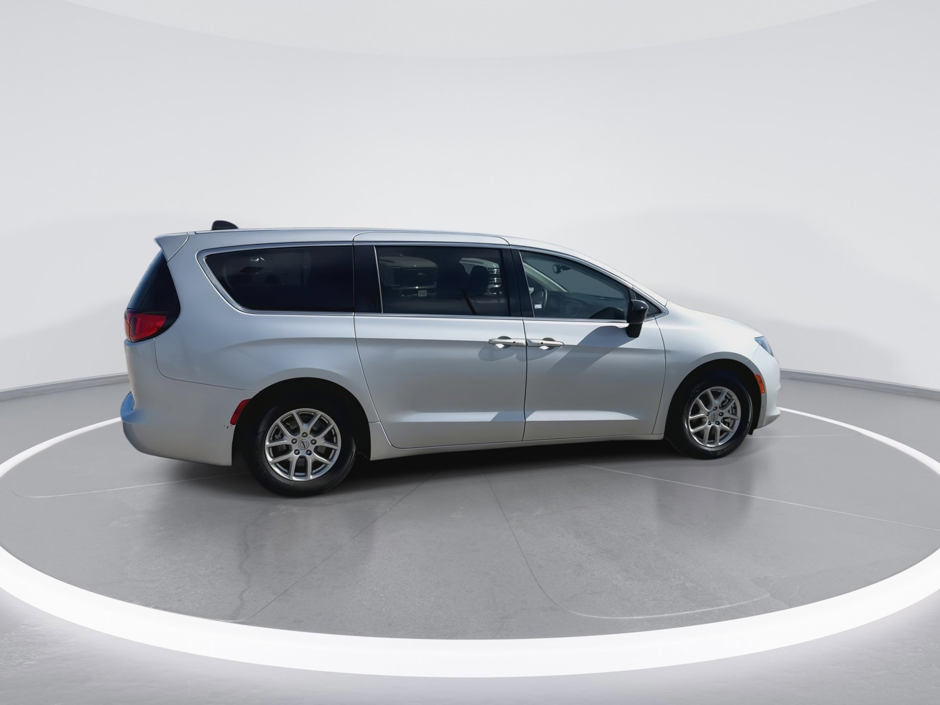 Used 2024 Chrysler Voyager LX image 5
