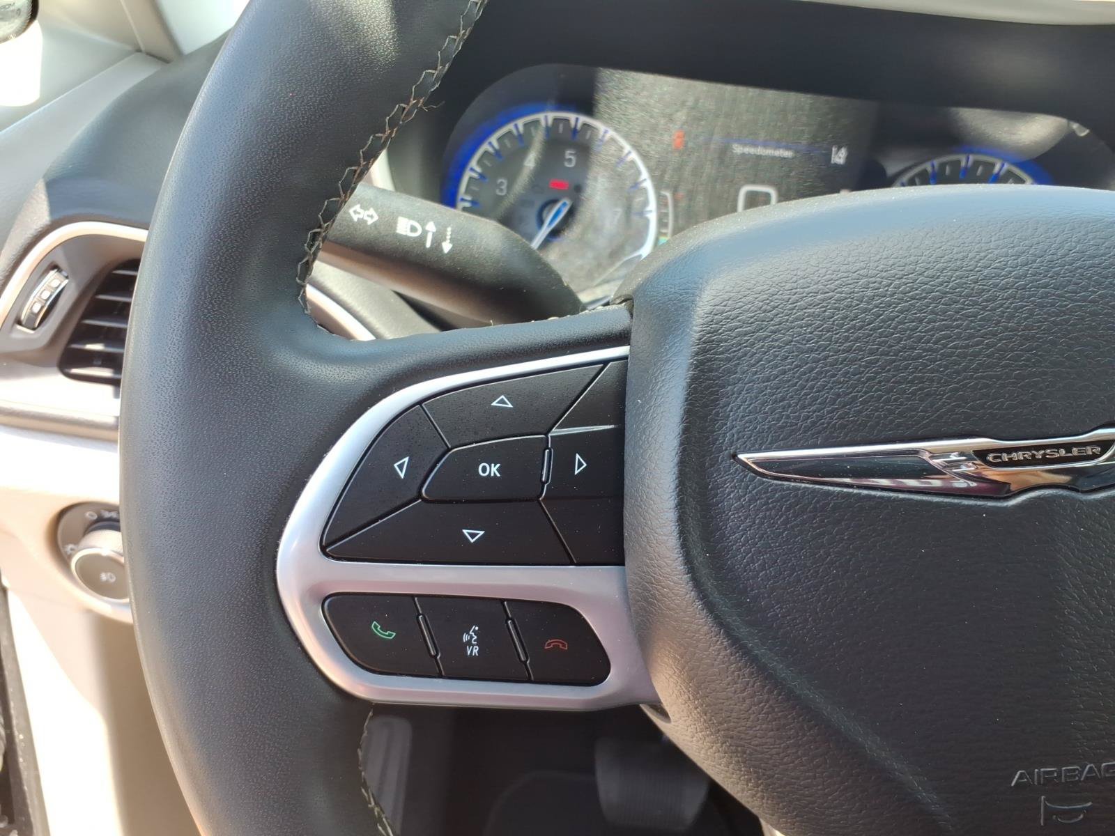 Used 2023 Chrysler Pacifica Touring-L FWD image 16
