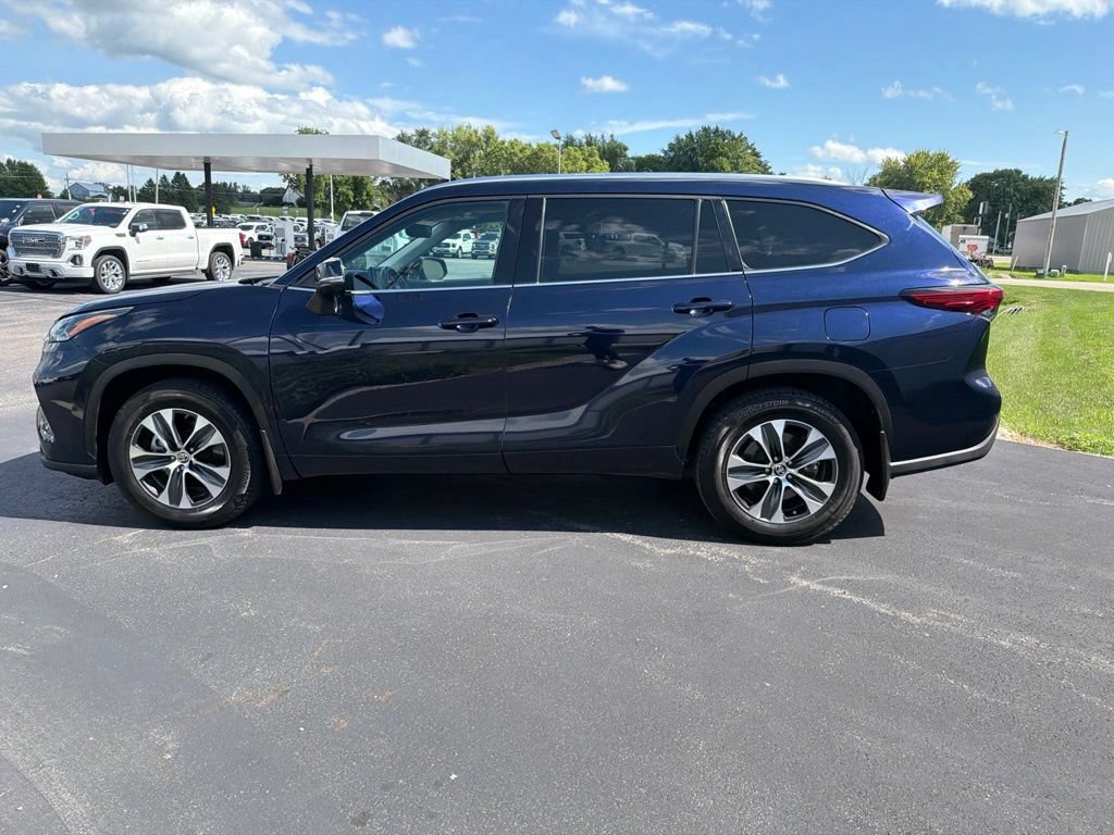 Used 2021 Toyota Highlander XLE AWD/4WD image 7