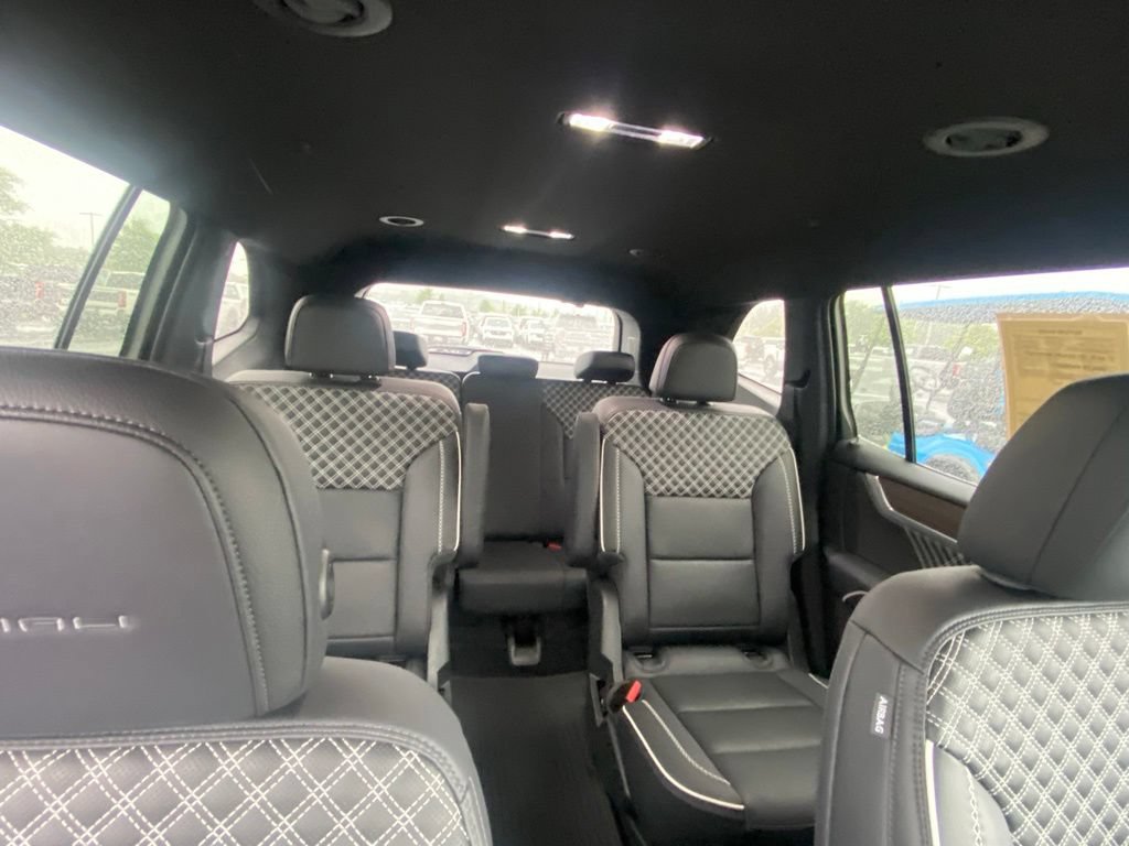 Used 2025 GMC Acadia Denali w/ LPO, Floor Liner Package AWD/4WD image 28