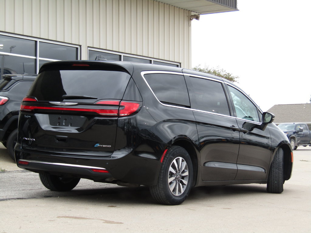 Used 2023 Chrysler Pacifica Touring-L FWD image 3