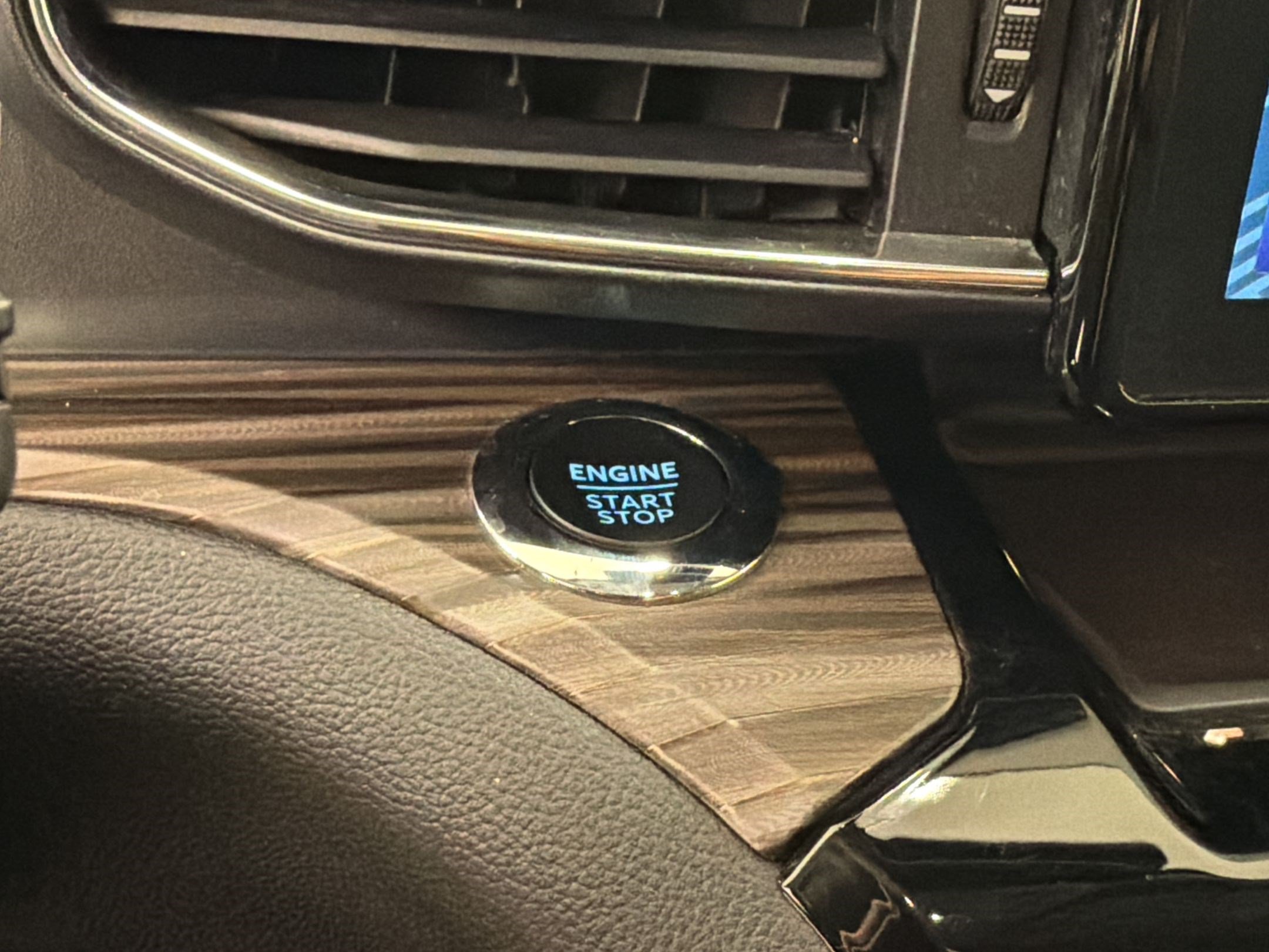 Certified 2024 Ford Explorer Limited AWD/4WD image 18