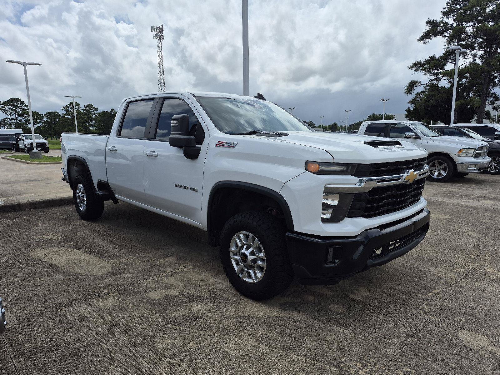 Used 2024 Chevrolet Silverado 2500 LT w/ Convenience Package AWD/4WD image 2