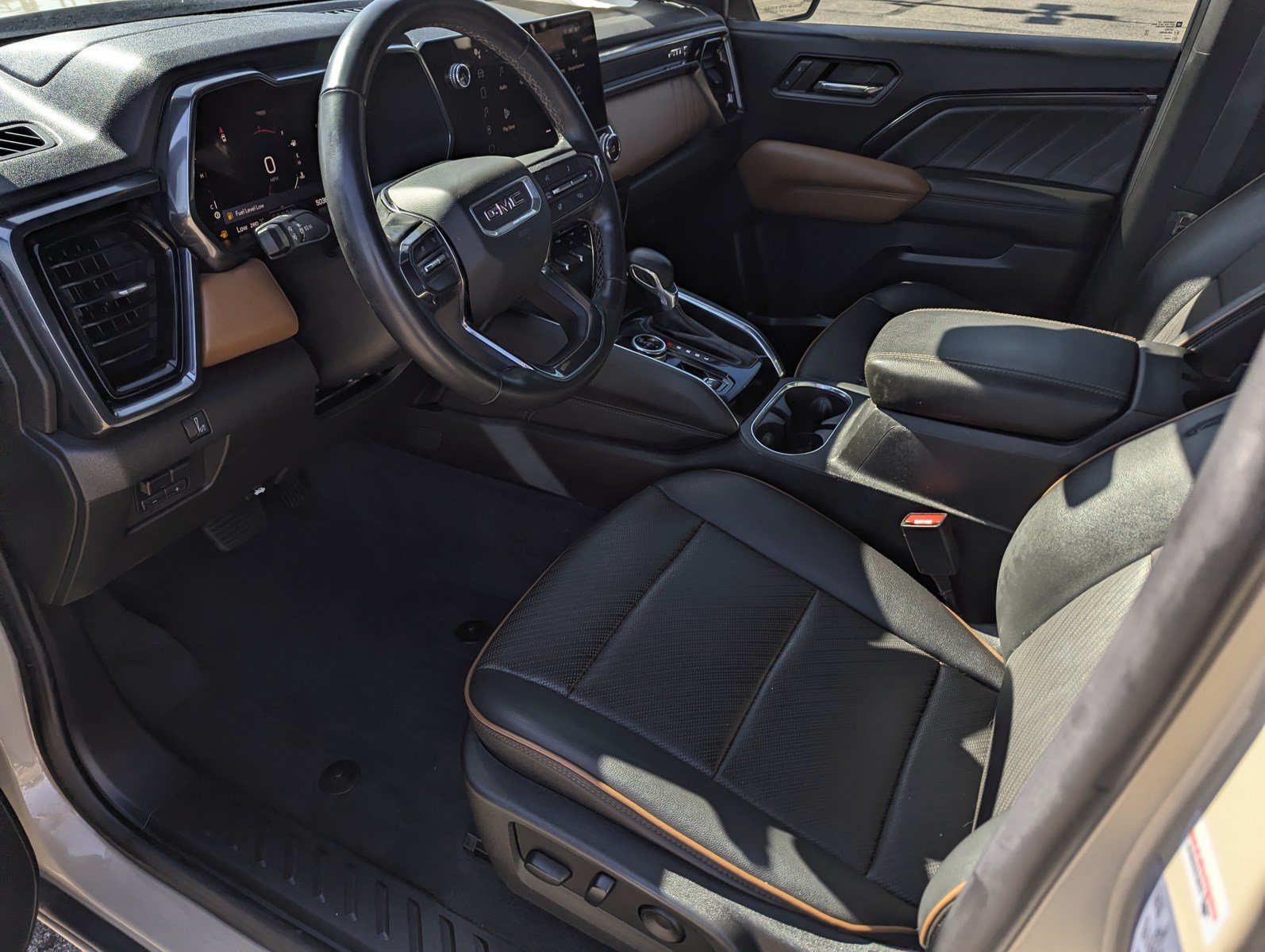 Used 2023 GMC Canyon AT4 w/ AT4 Premium Package AWD/4WD image 9