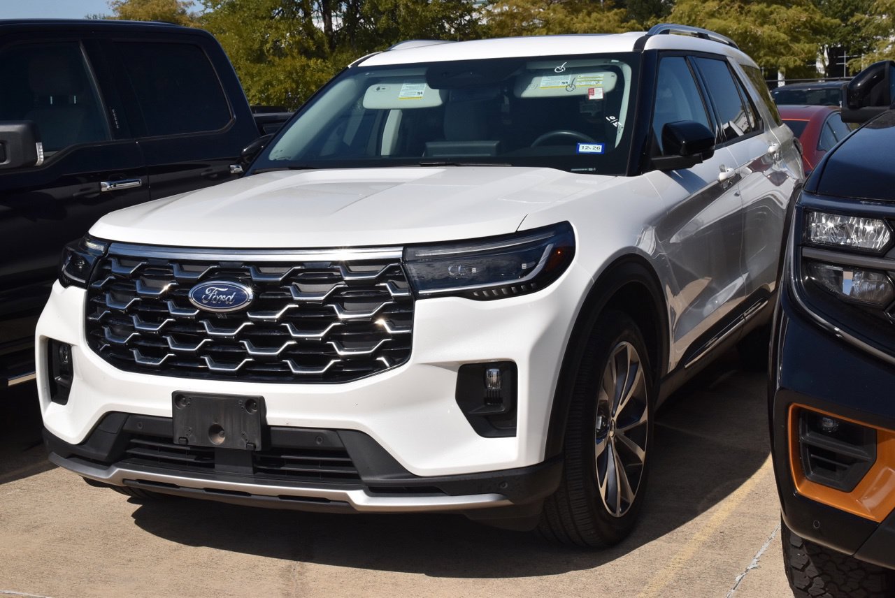 Certified 2025 Ford Explorer Platinum w/ Ultimate Package AWD/4WD image 2