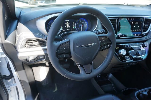 Used 2023 Chrysler Pacifica Touring-L w/ S Appearance Package image 16