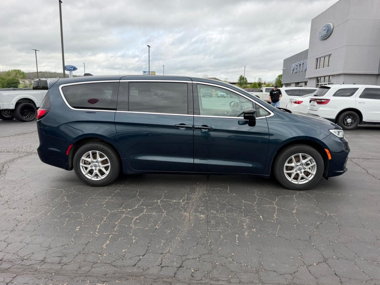 Used 2024 Chrysler Pacifica Touring-L FWD image 2