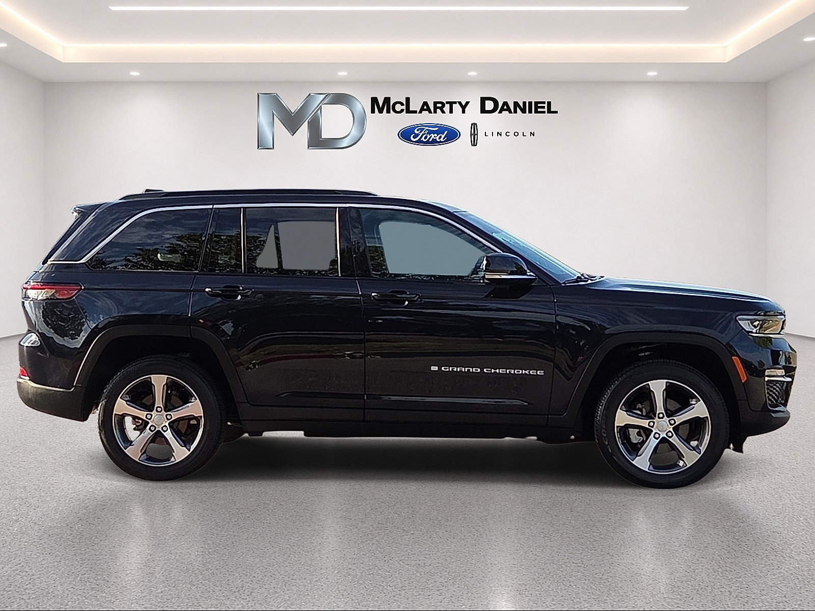 Used 2024 Jeep Grand Cherokee Limited w/ Trailer Tow Package AWD/4WD image 6