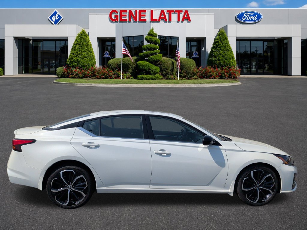 Used 2023 Nissan Altima 2.5 SR w/ SR Premium Package AWD/4WD image 9