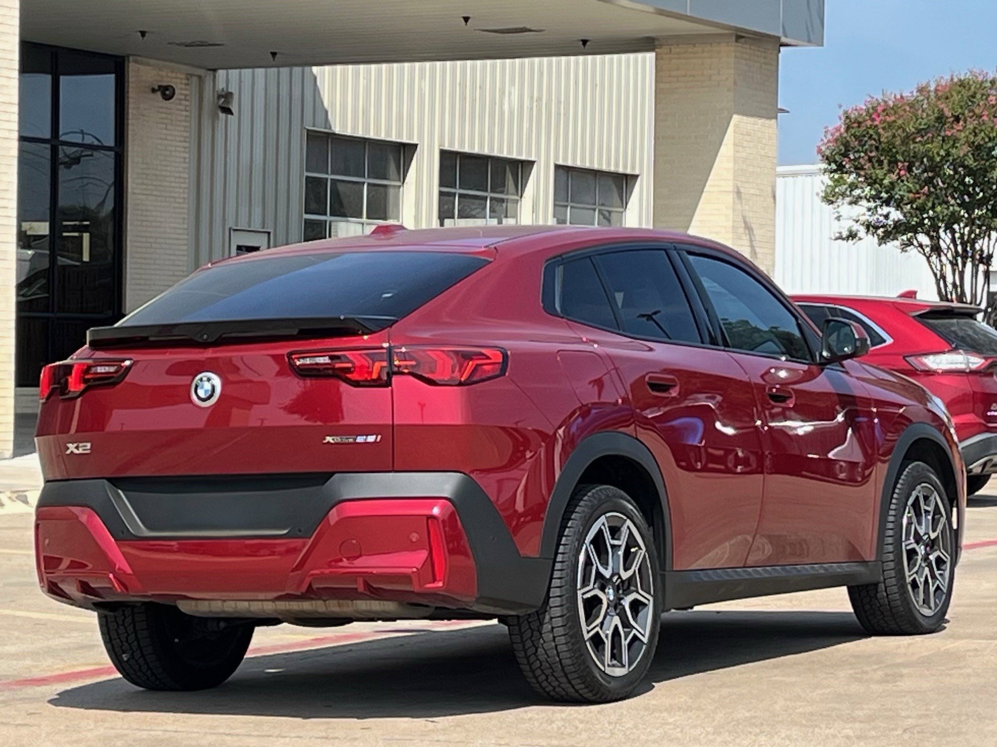 Used 2025 BMW X2 xDrive28i AWD/4WD image 4