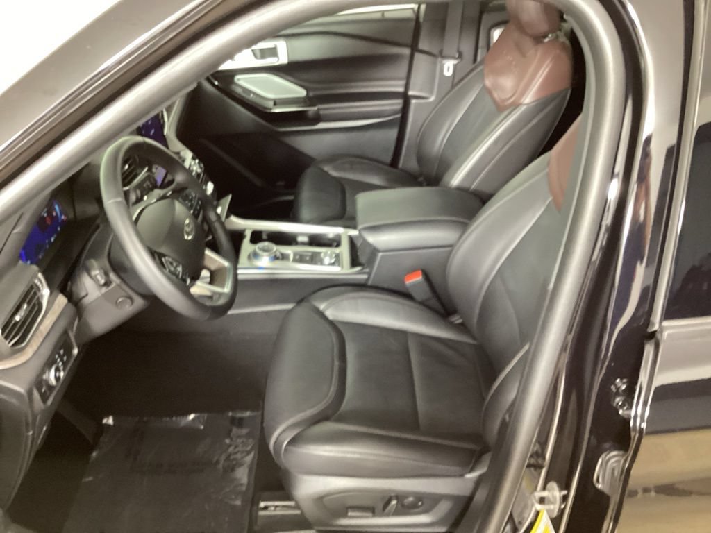 Certified 2023 Ford Explorer Platinum w/ Technology Package AWD/4WD image 32