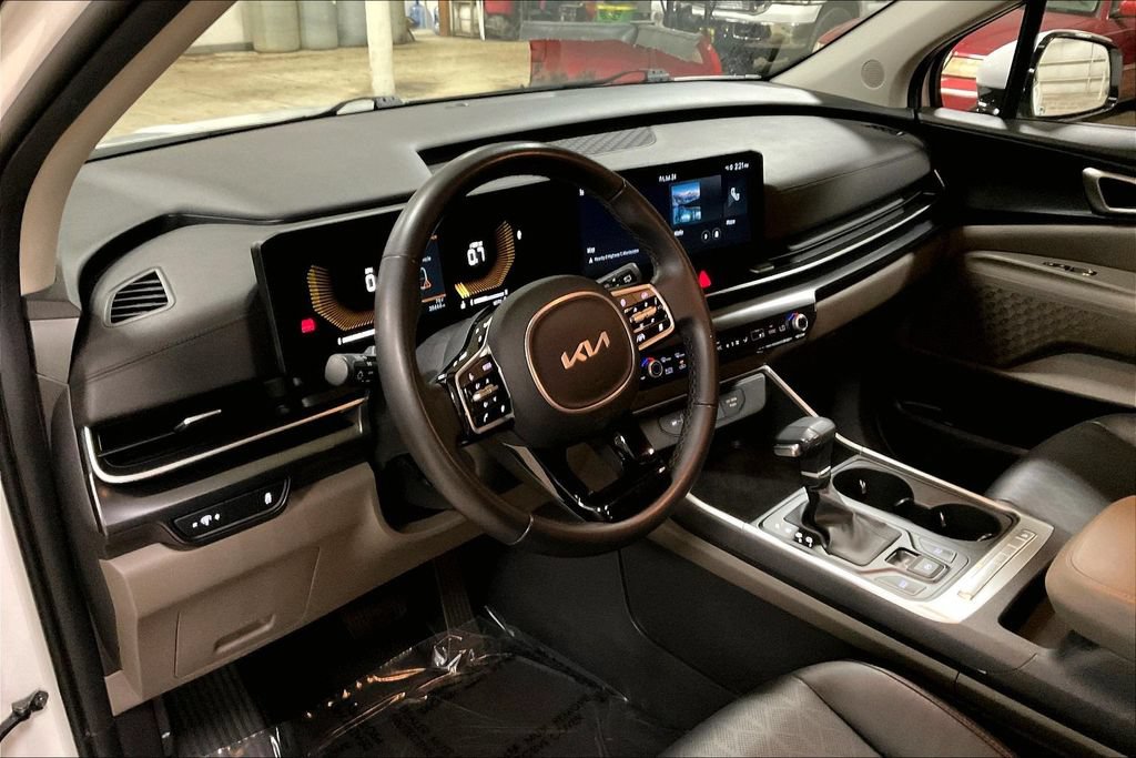 Used 2025 Kia Carnival FWD image 13