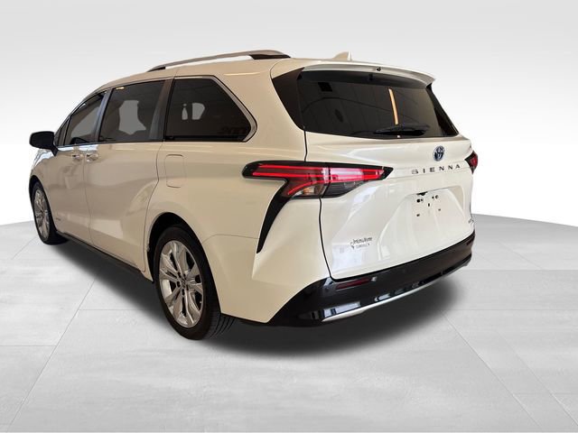 Used 2021 Toyota Sienna Platinum FWD image 2