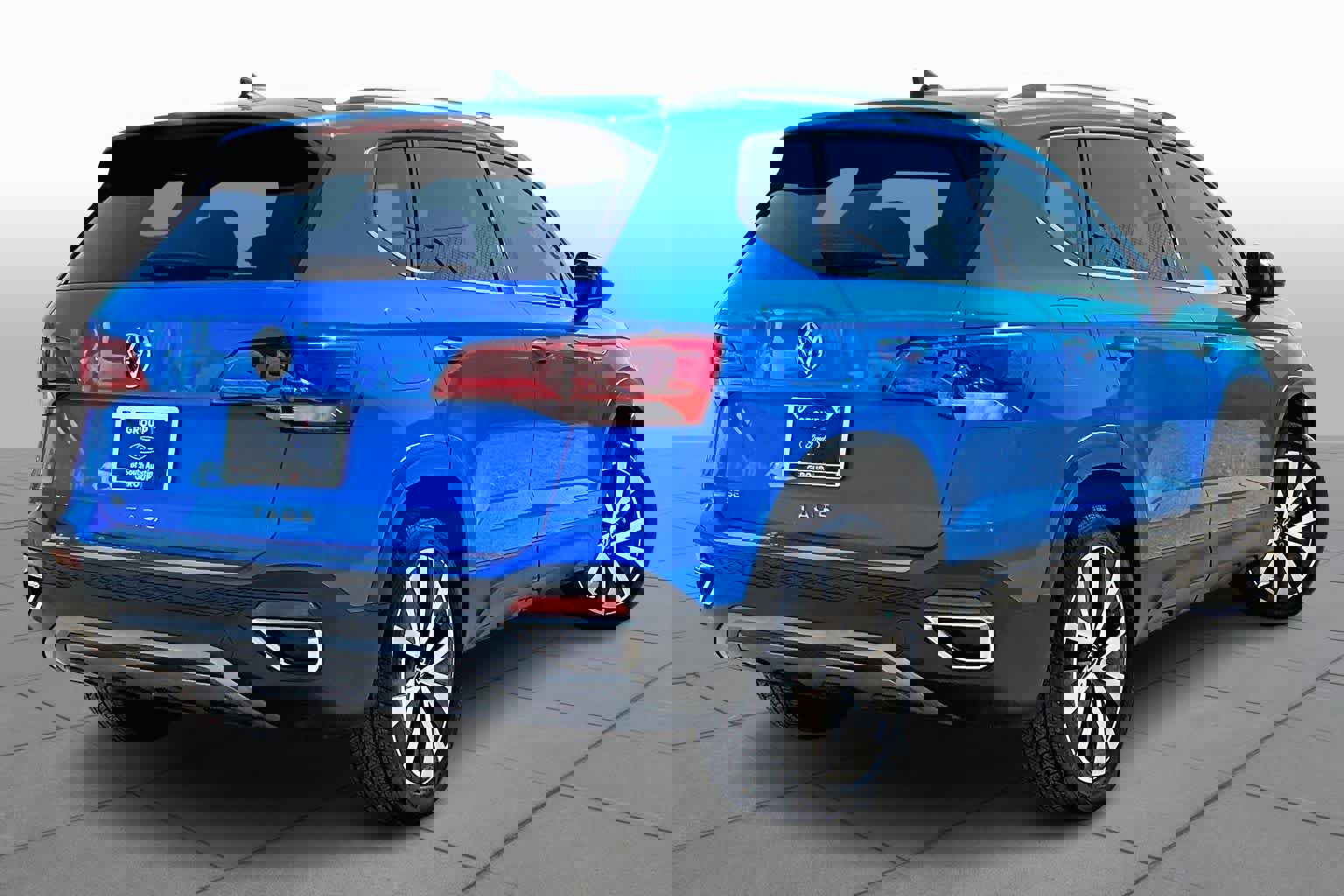 Used 2023 Volkswagen Taos SE image 3