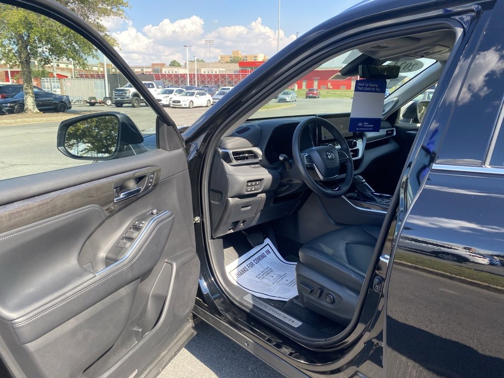 Used 2024 Toyota Highlander Platinum image 10