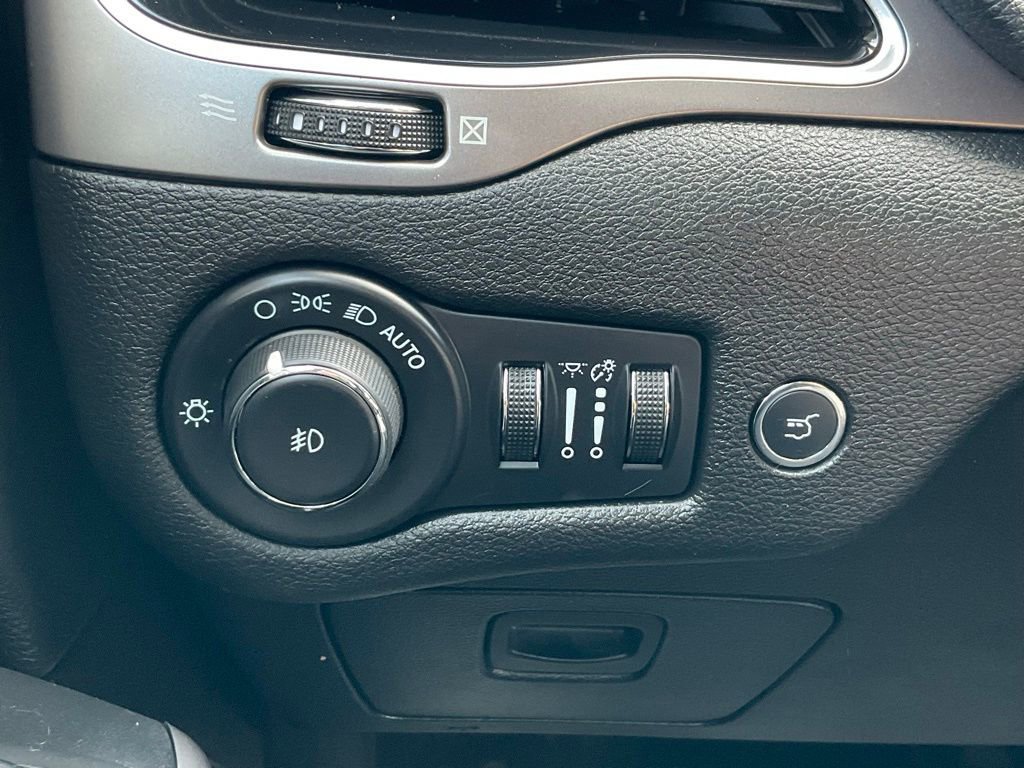 Used 2021 Jeep Cherokee Limited image 5