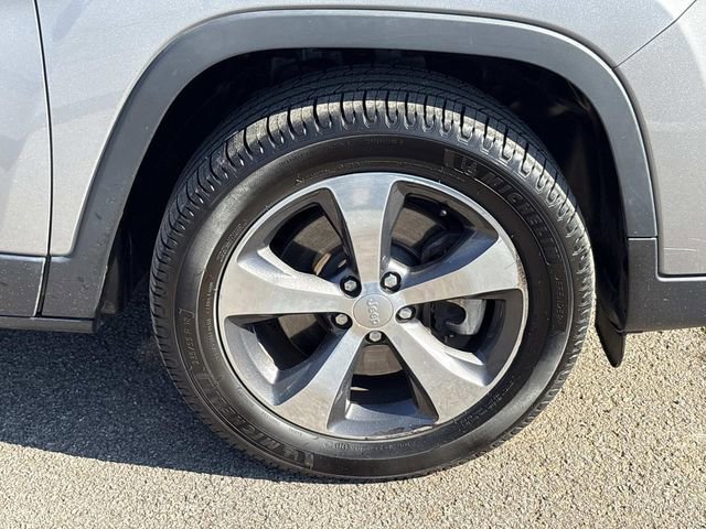 Used 2020 Jeep Cherokee Limited image 9