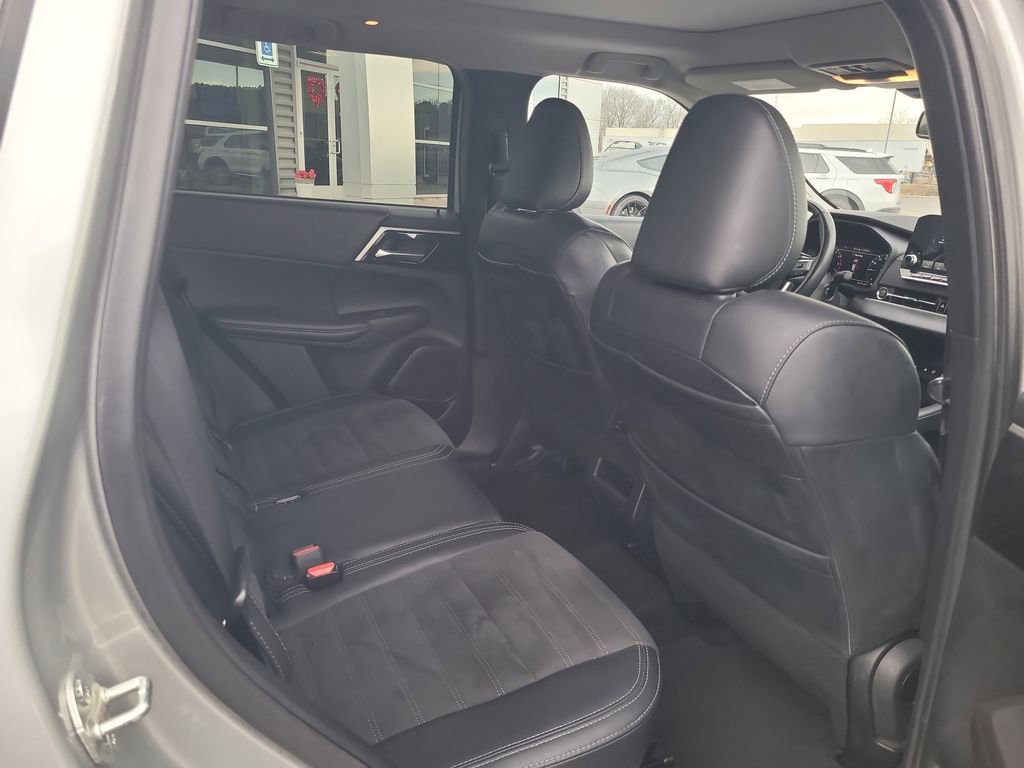 Used 2024 Mitsubishi Outlander SE image 29