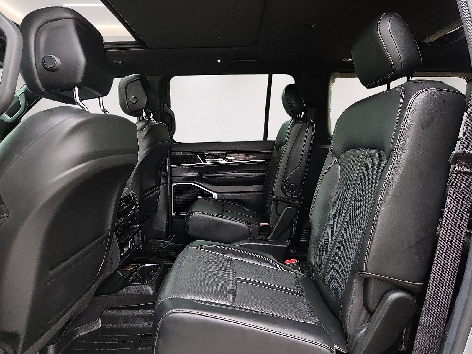 Used 2022 Jeep Wagoneer Series III w/ Premium Group I AWD/4WD image 11