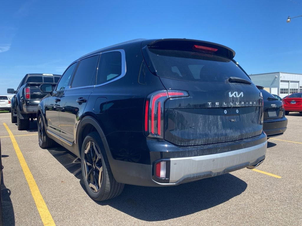 Used 2023 Kia Telluride EX w/ EX Captain's Chair Package AWD/4WD image 13