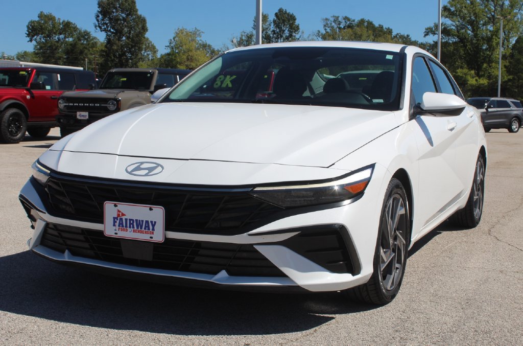 Used 2025 Hyundai Elantra SEL FWD image 4
