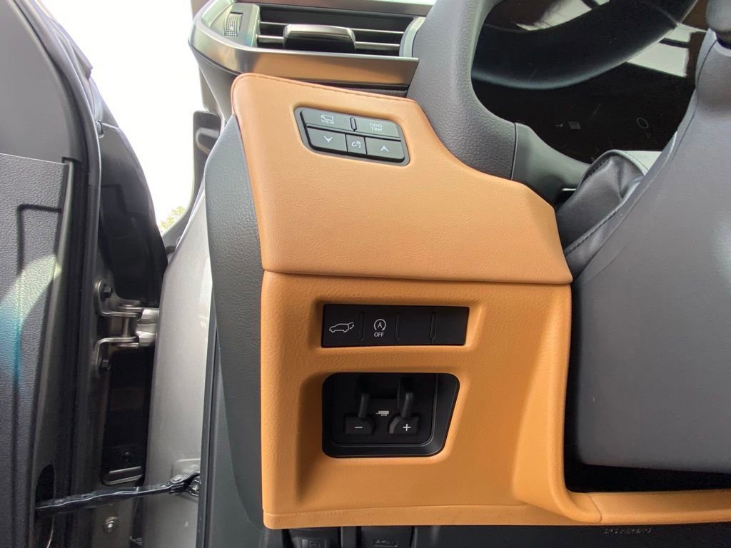 Used 2025 Lexus LX 600 4WD w/ Accessory Package (2T) image 12