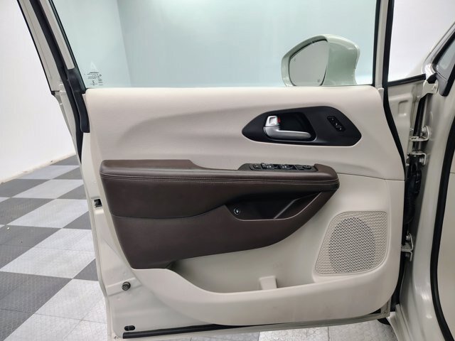 Used 2021 Chrysler Pacifica Touring-L w/ Uconnect Theater Family Group FWD image 20