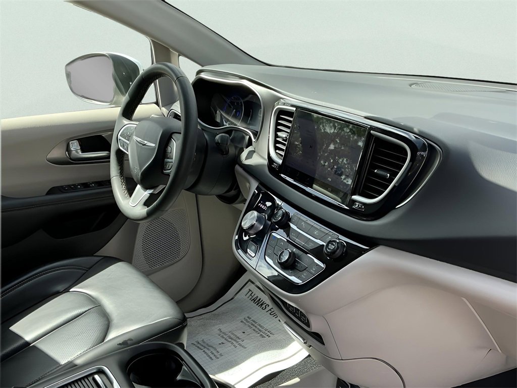 Used 2023 Chrysler Pacifica Touring-L image 13