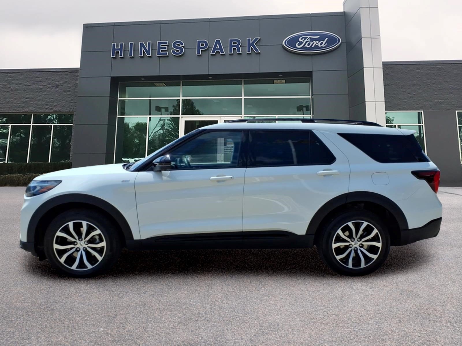 Certified 2025 Ford Explorer ST-Line AWD/4WD image 4
