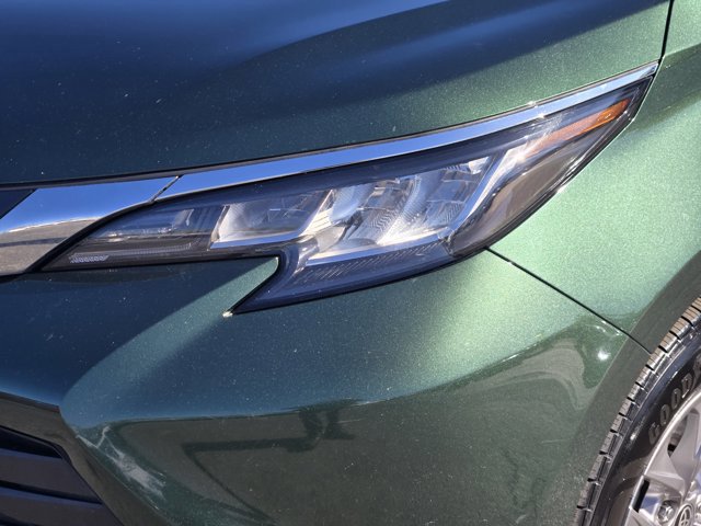 Used 2022 Toyota Sienna XLE image 9