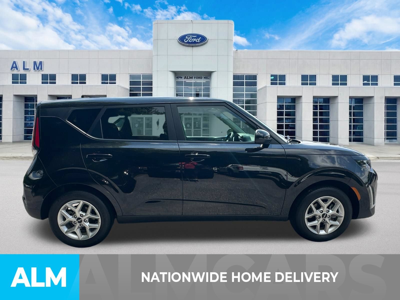Used 2025 Kia Soul LX w/ LX Technology Package FWD image 4