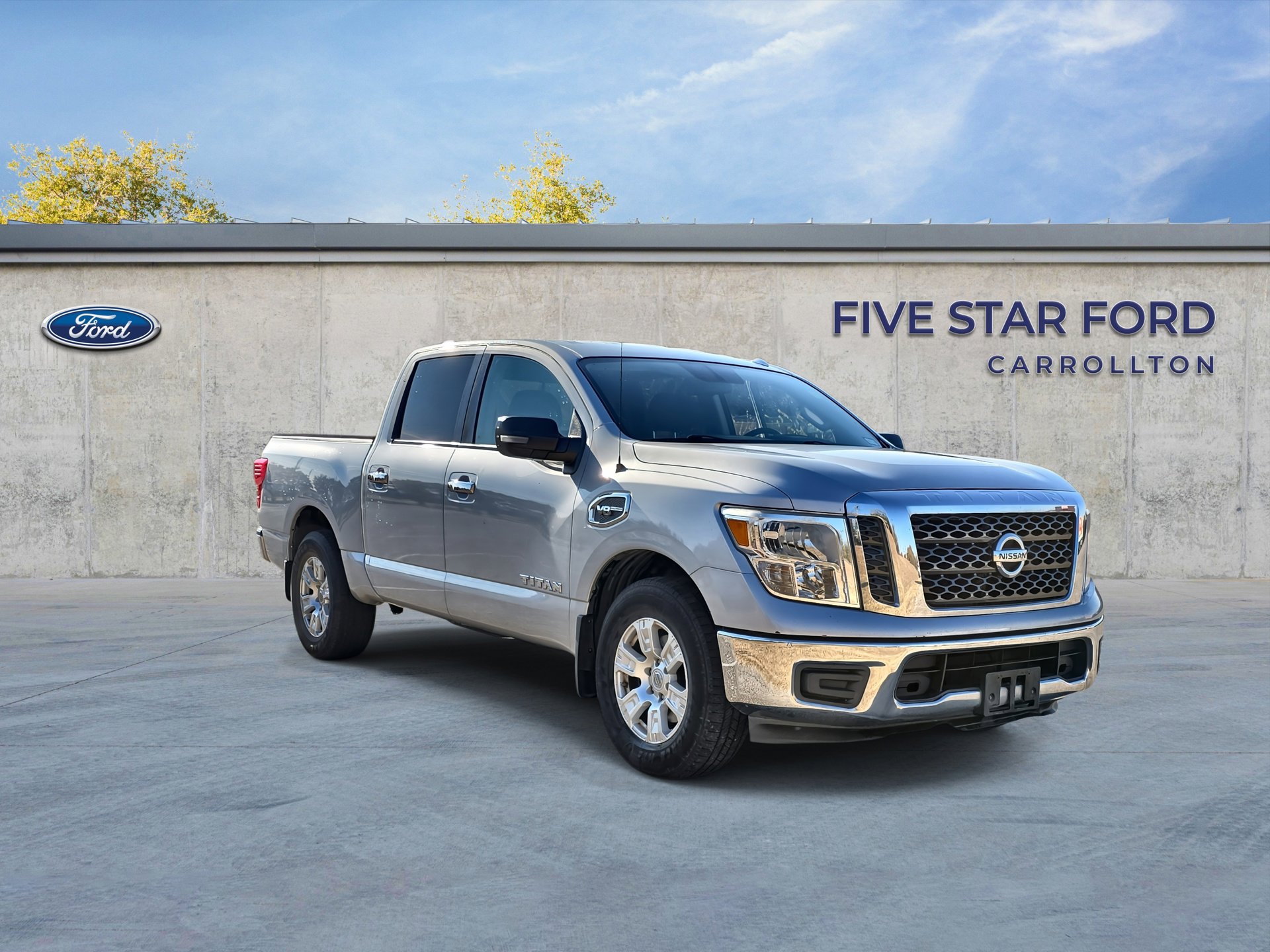 Used 2017 Nissan Titan SV image 1