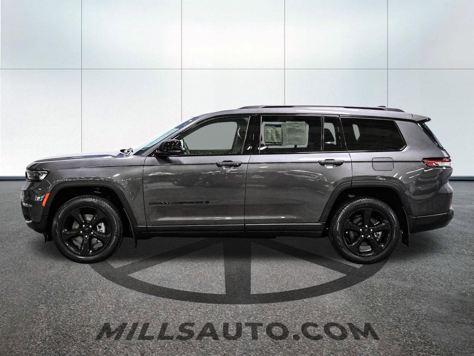 Used 2023 Jeep Grand Cherokee L Limited w/ Black Appearance Package AWD/4WD image 3