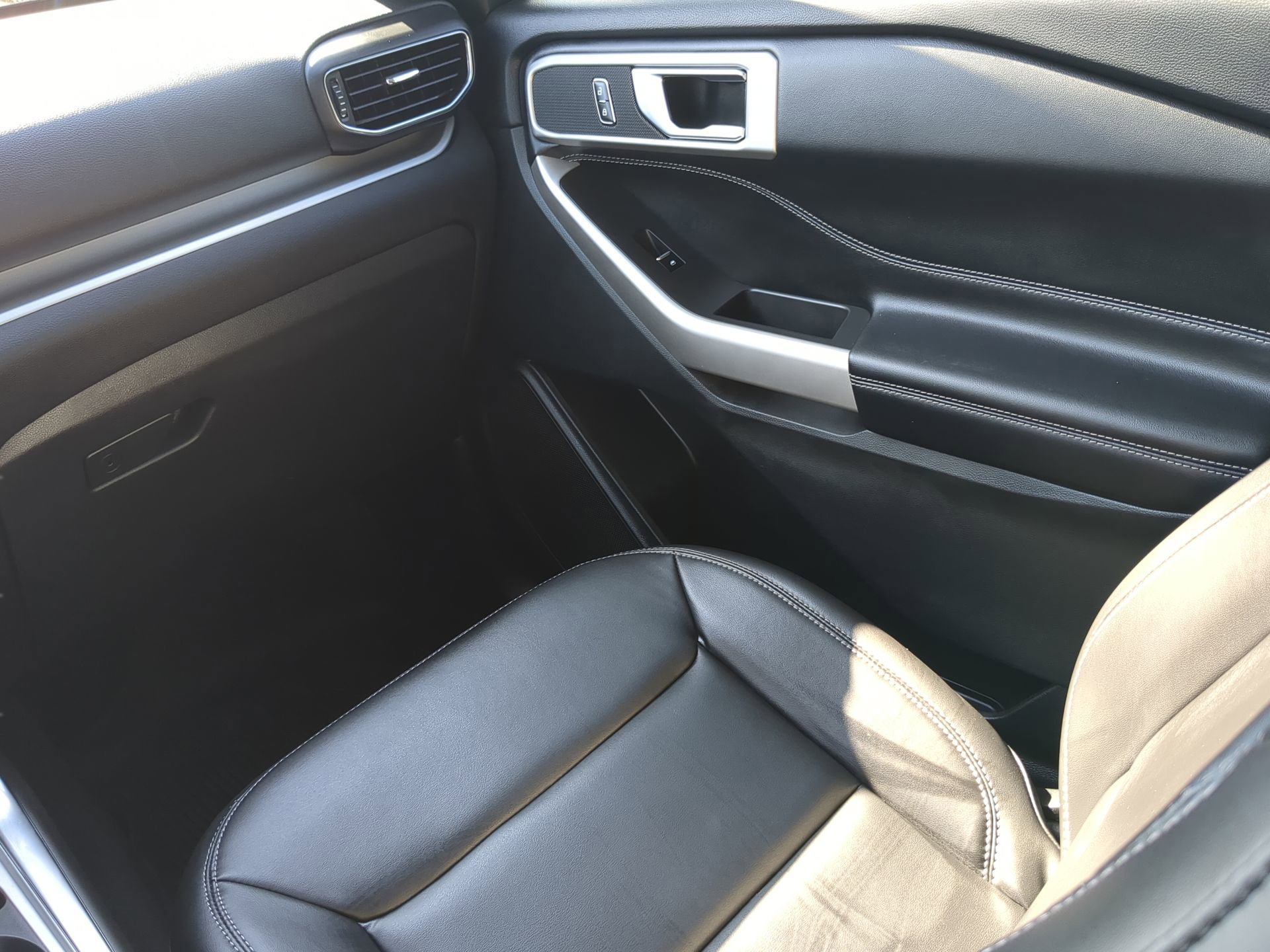 Certified 2022 Ford Explorer XLT w/ Equipment Group 202A image 45