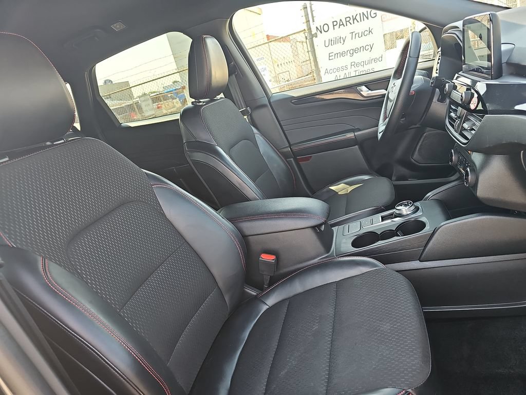 Certified 2025 Ford Escape ST-Line Select AWD/4WD image 10