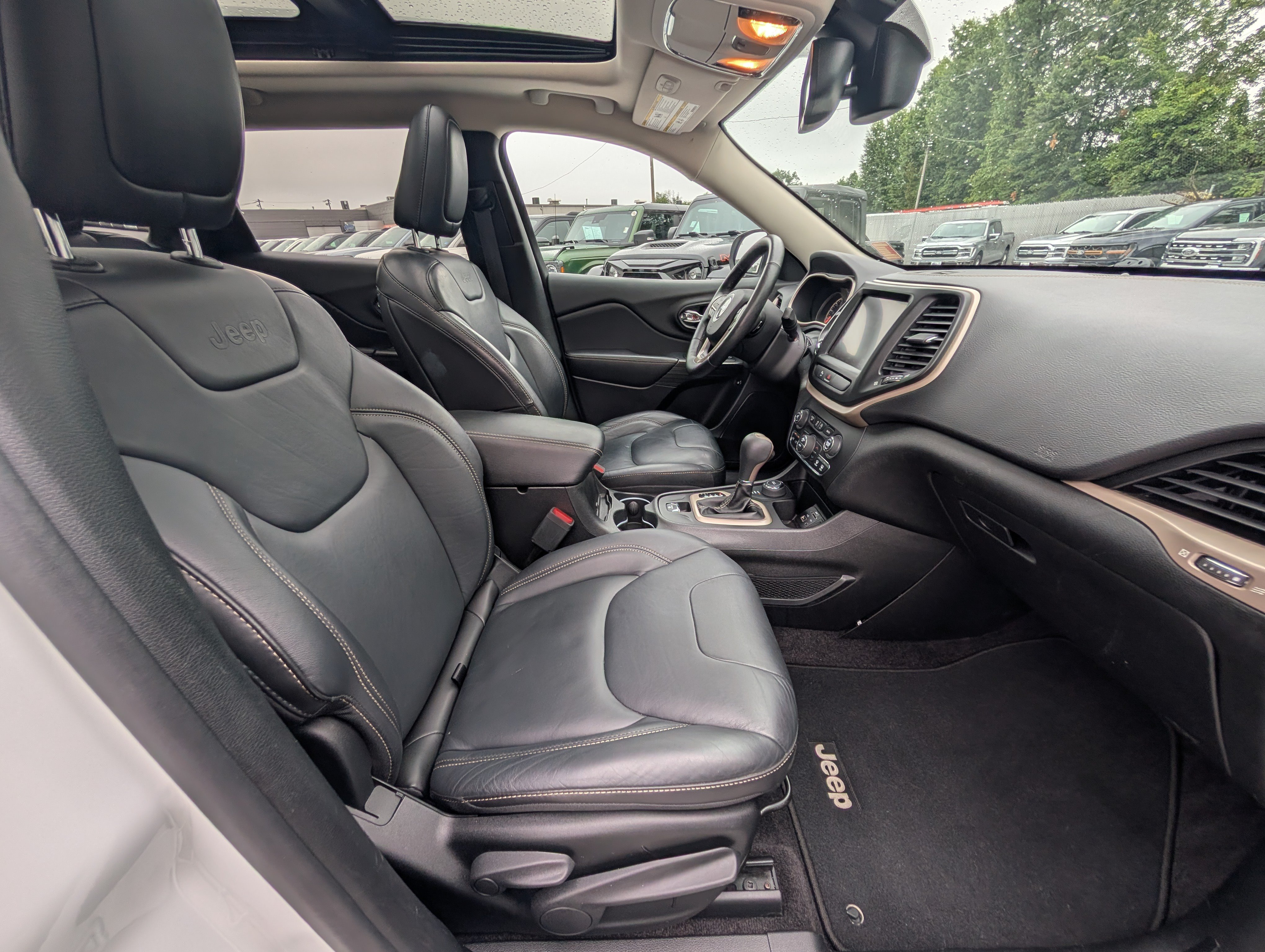 Used 2017 Jeep Cherokee Limited AWD/4WD image 12