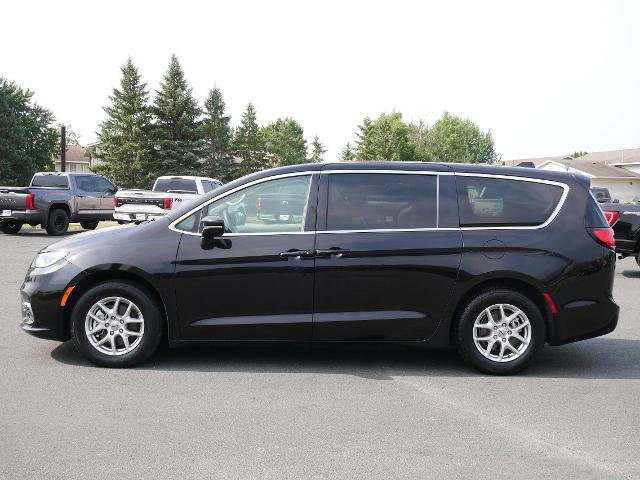 Used 2024 Chrysler Pacifica Touring-L FWD image 2