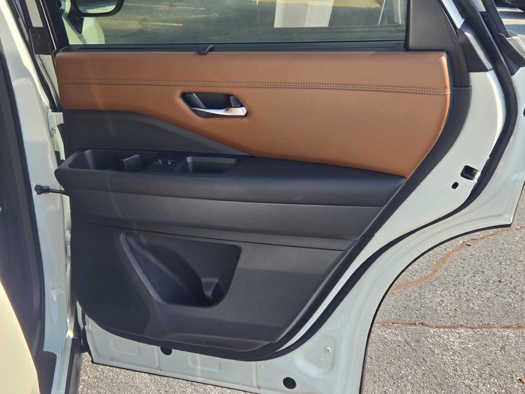 Used 2024 Nissan Pathfinder Platinum image 11